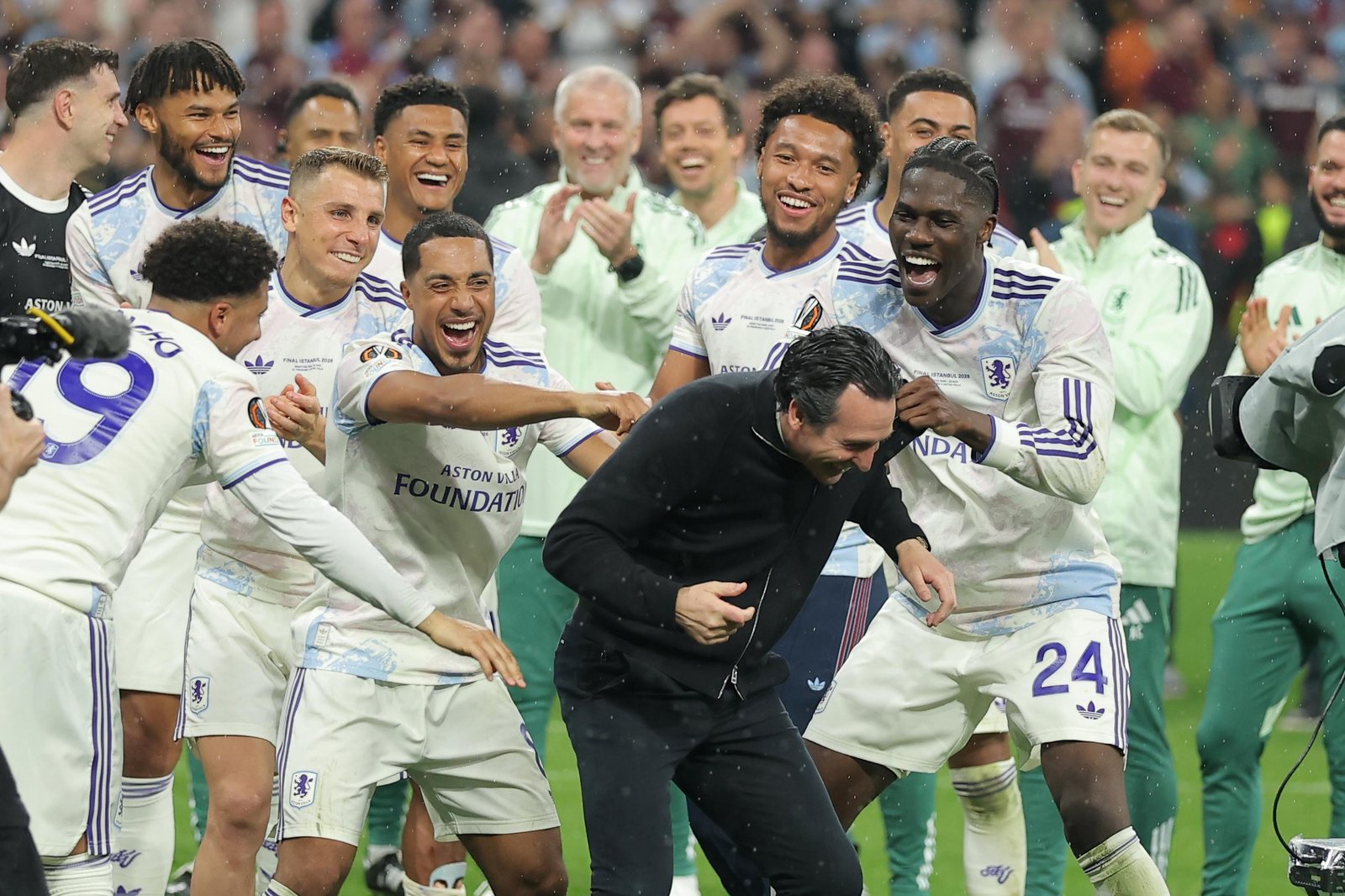 Aston Villa players celebrate with Aston Villa's head coach Unai Emery as they win the Europa League final