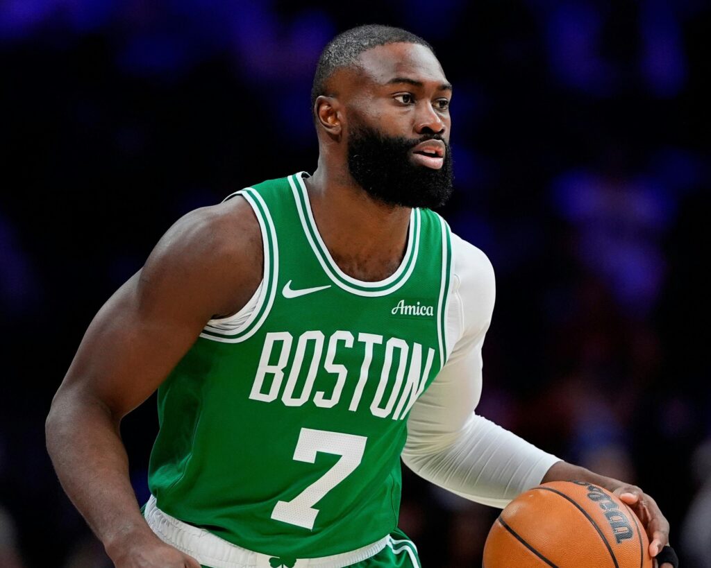 Les Celtics échangent Jaylen Brown aux 76ers contre Paul George et des choix de draft