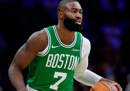 Les Celtics échangent Jaylen Brown aux 76ers contre Paul George et des choix de draft