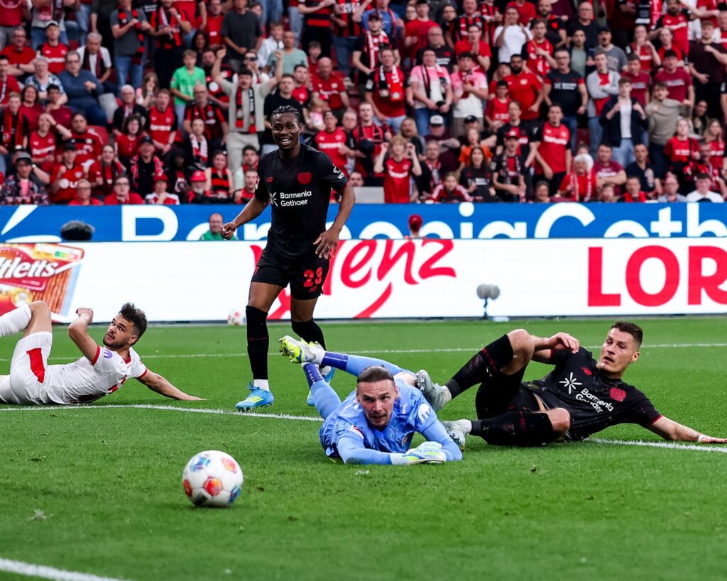 Leverkusen enchaîne avec un triplé de Schick et bat Hoffenheim