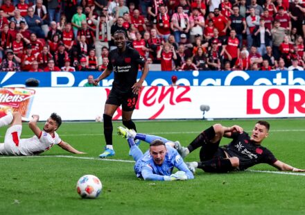 Leverkusen enchaîne avec un triplé de Schick et bat Hoffenheim