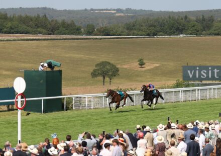 La Scandinavie triomphe dans la Goodwood Cup malgré un incident de cheval sans cavalier