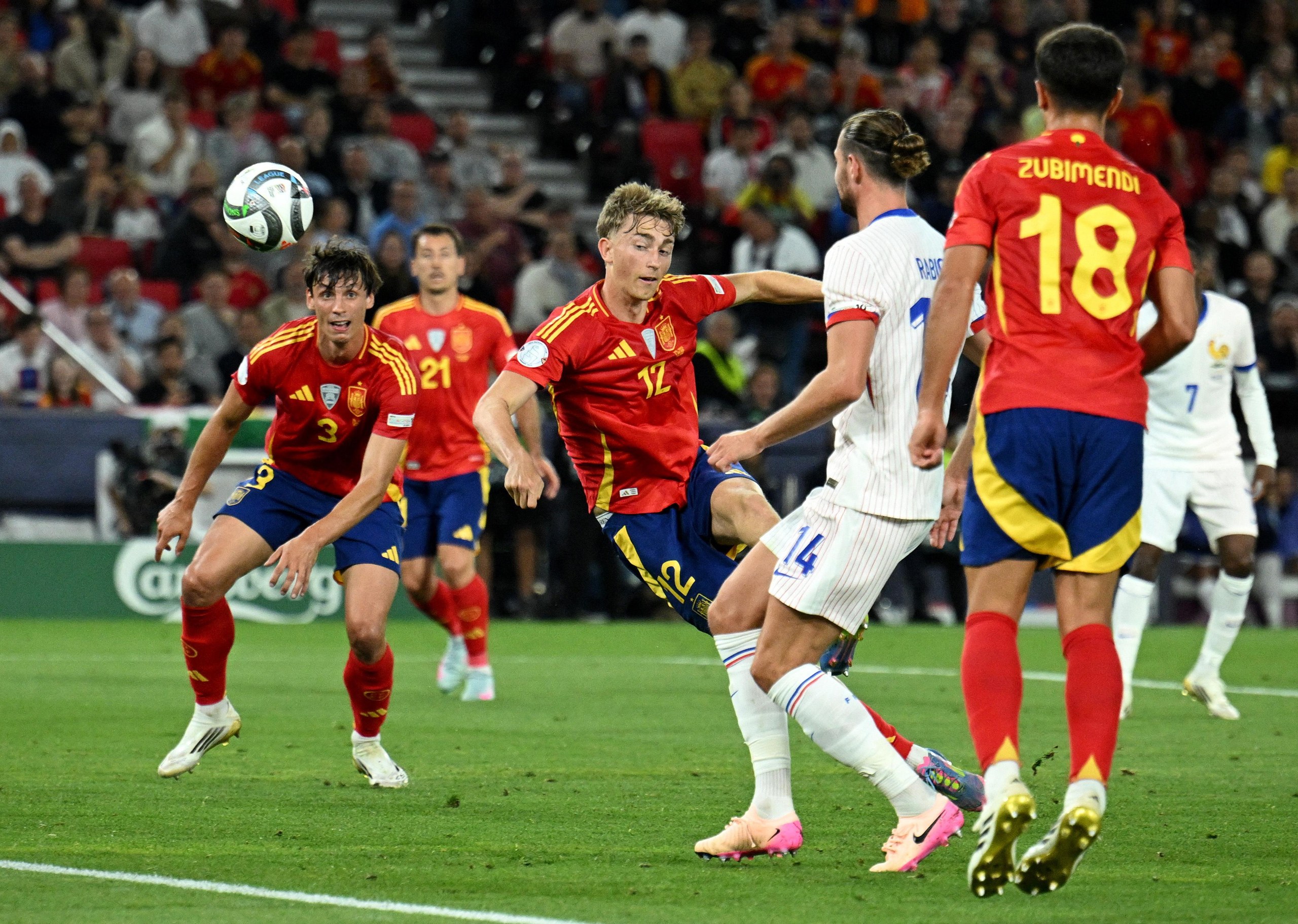 Dean Huijsen shoots at goal.