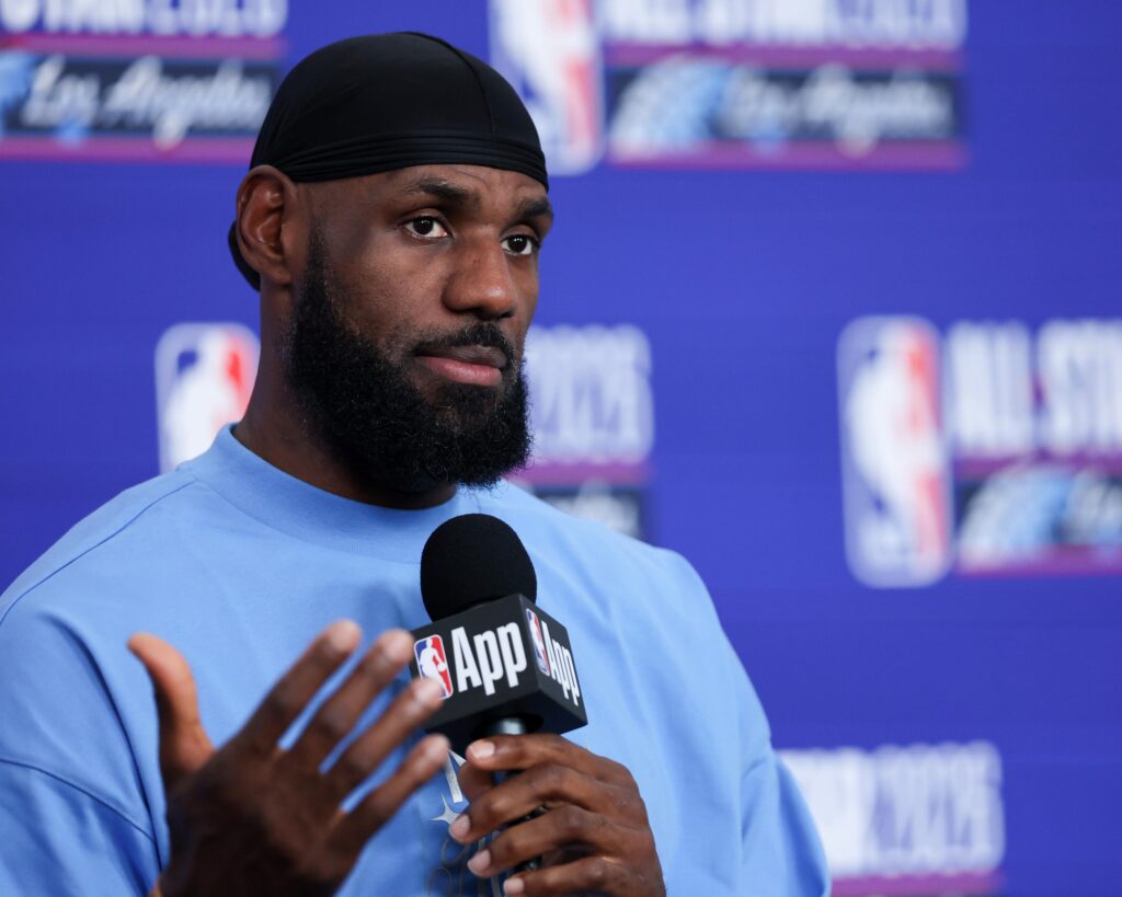LeBron James Signe avec les Philadelphia 76ers dans un Mouvement Stratégique