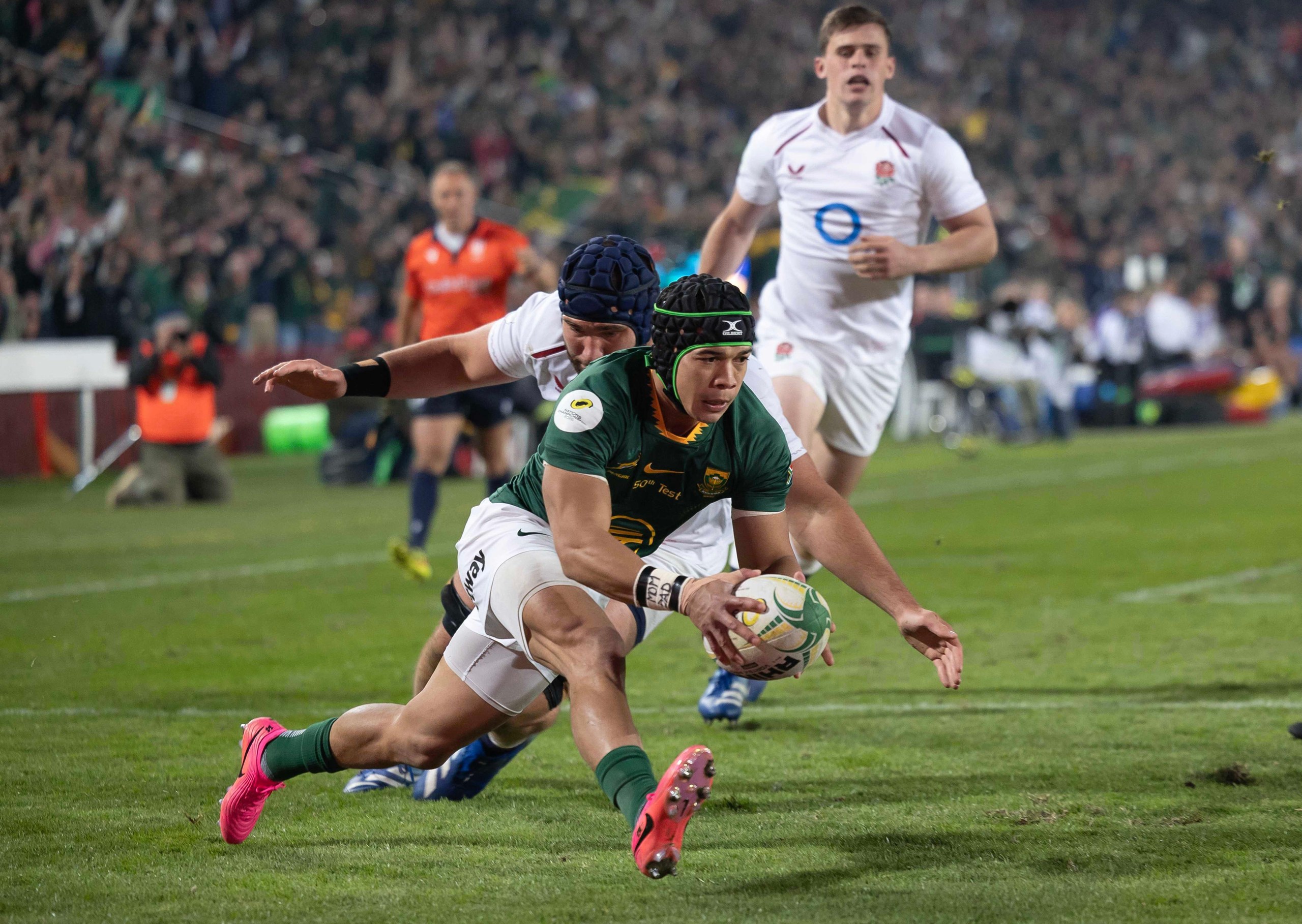 Cheslin Kolbe scores a try