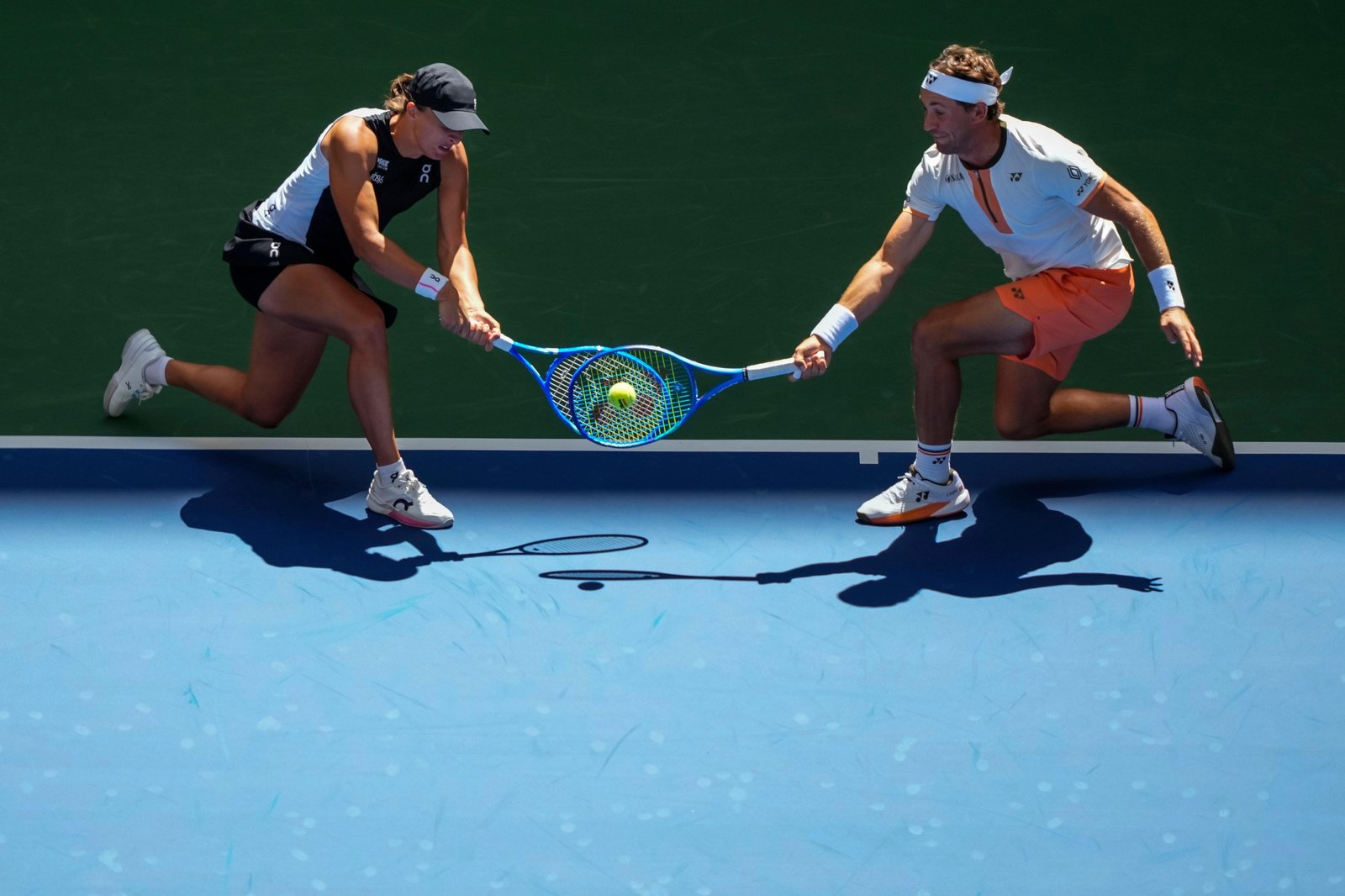 Casper Ruud and Iga Swiatek in action in the 2025 US Open mixed doubles