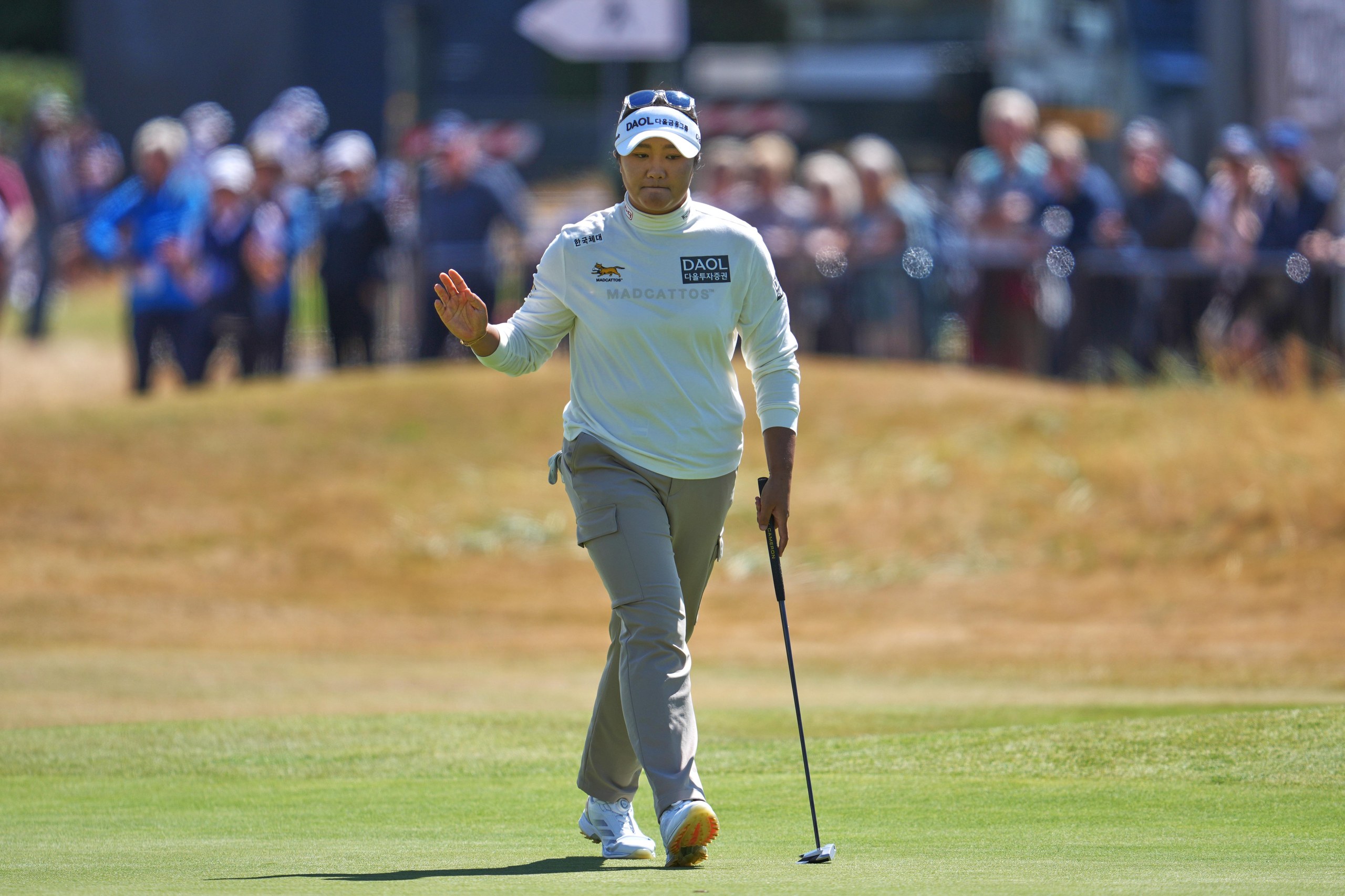 Ryu Hae-ran acknowledges the crowd at the end of her first round