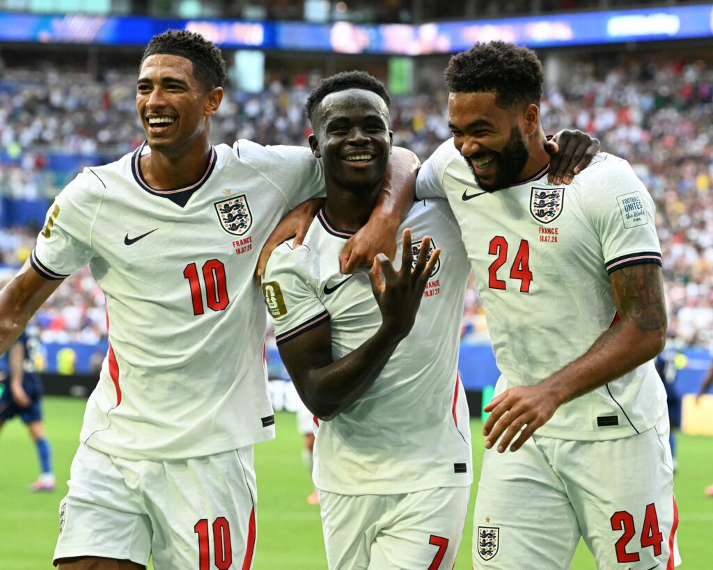 Le Triplé de Saka Offre à l&rsquo;Angleterre une Victoire de 6-4 Contre la France en Match de Troisième Place de la Coupe du Monde