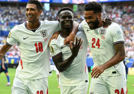 Le Triplé de Saka Offre à l&rsquo;Angleterre une Victoire de 6-4 Contre la France en Match de Troisième Place de la Coupe du Monde
