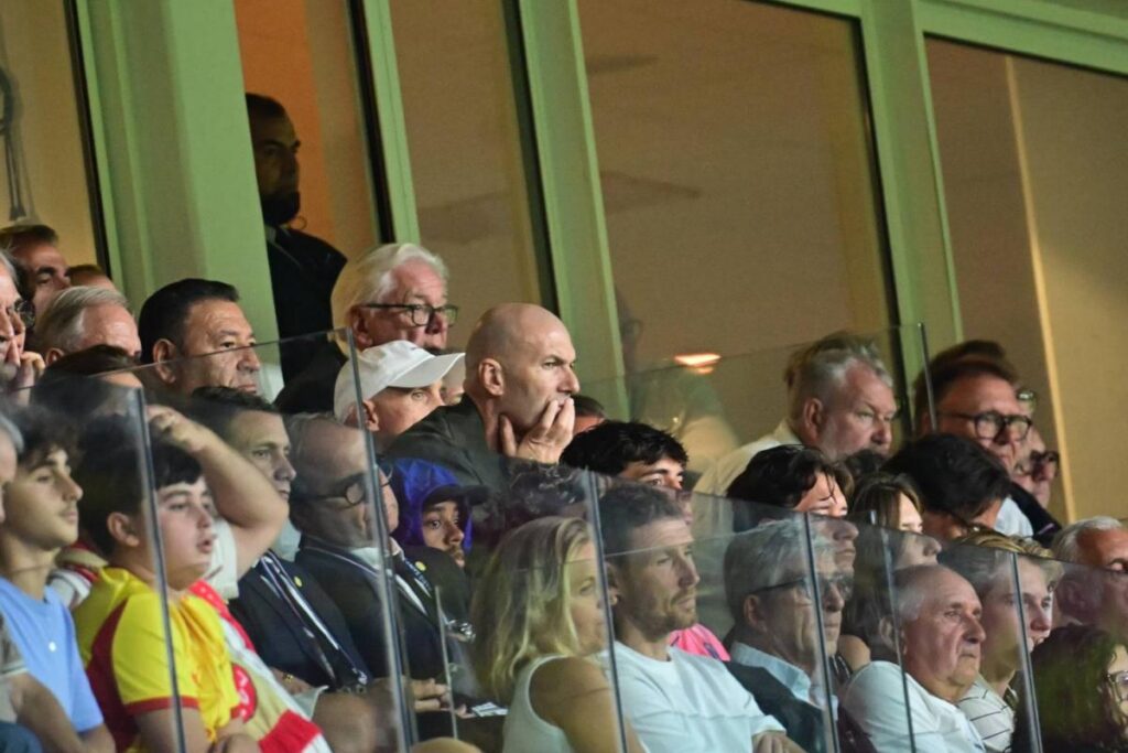 Zinédine Zidane assiste au Trophée des champions à Bollaert