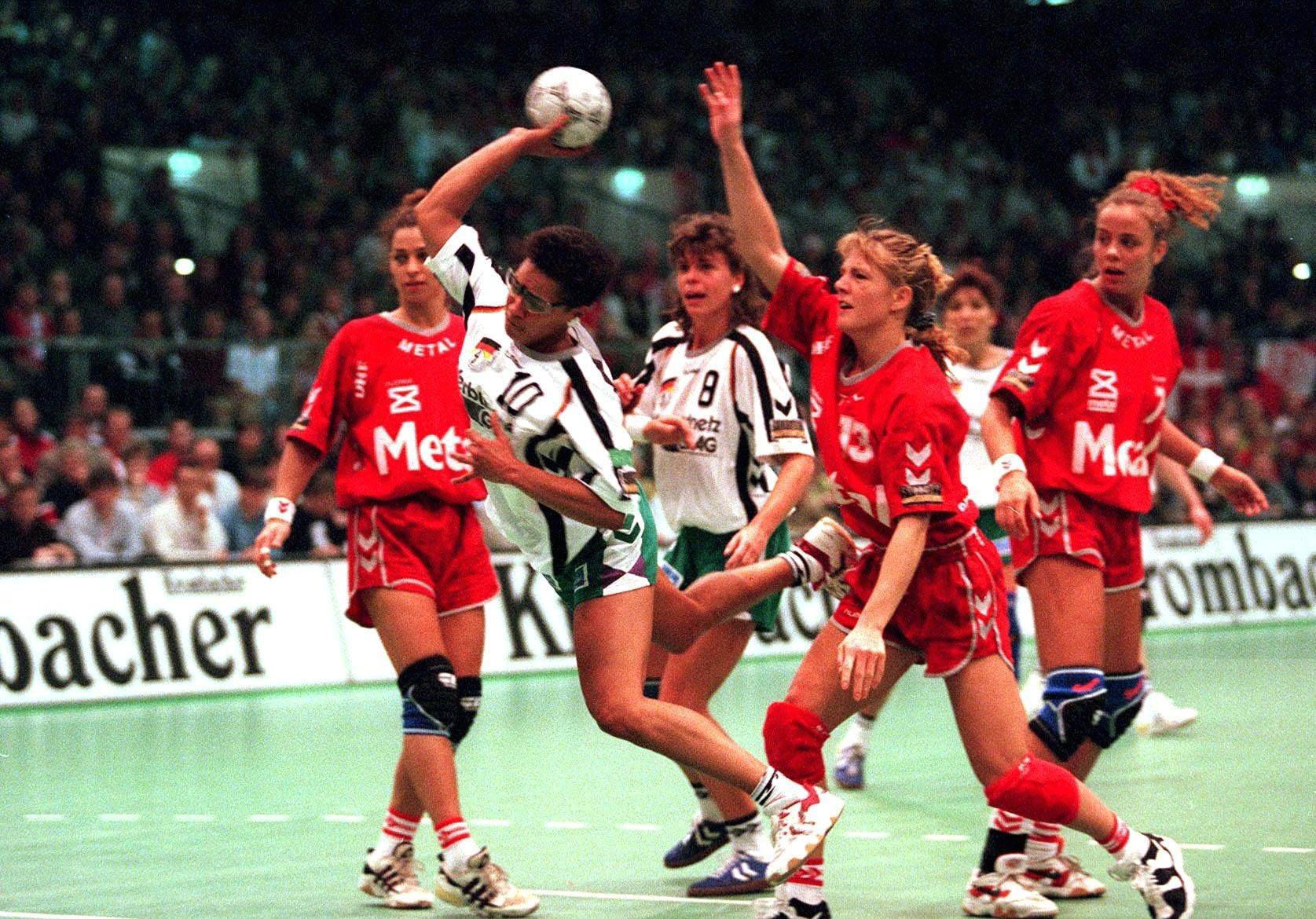 HANDBALL: EM HALBFINALE DENGERMANY - DECEMBER 13: HANDBALL: EM HALBFINALE DEN - GER 24:22 am 13.12.96, Janne KOLLING (DEN)/Michaela ERLER (GER)/Gitte MADSEN (DEN) (Photo by Martin Rose/Bongarts/Getty Images)