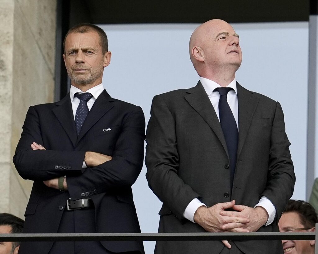 L&rsquo;Uefa maintient sa menace de boycott face à la Fifa malgré le soutien d&rsquo;Infantino