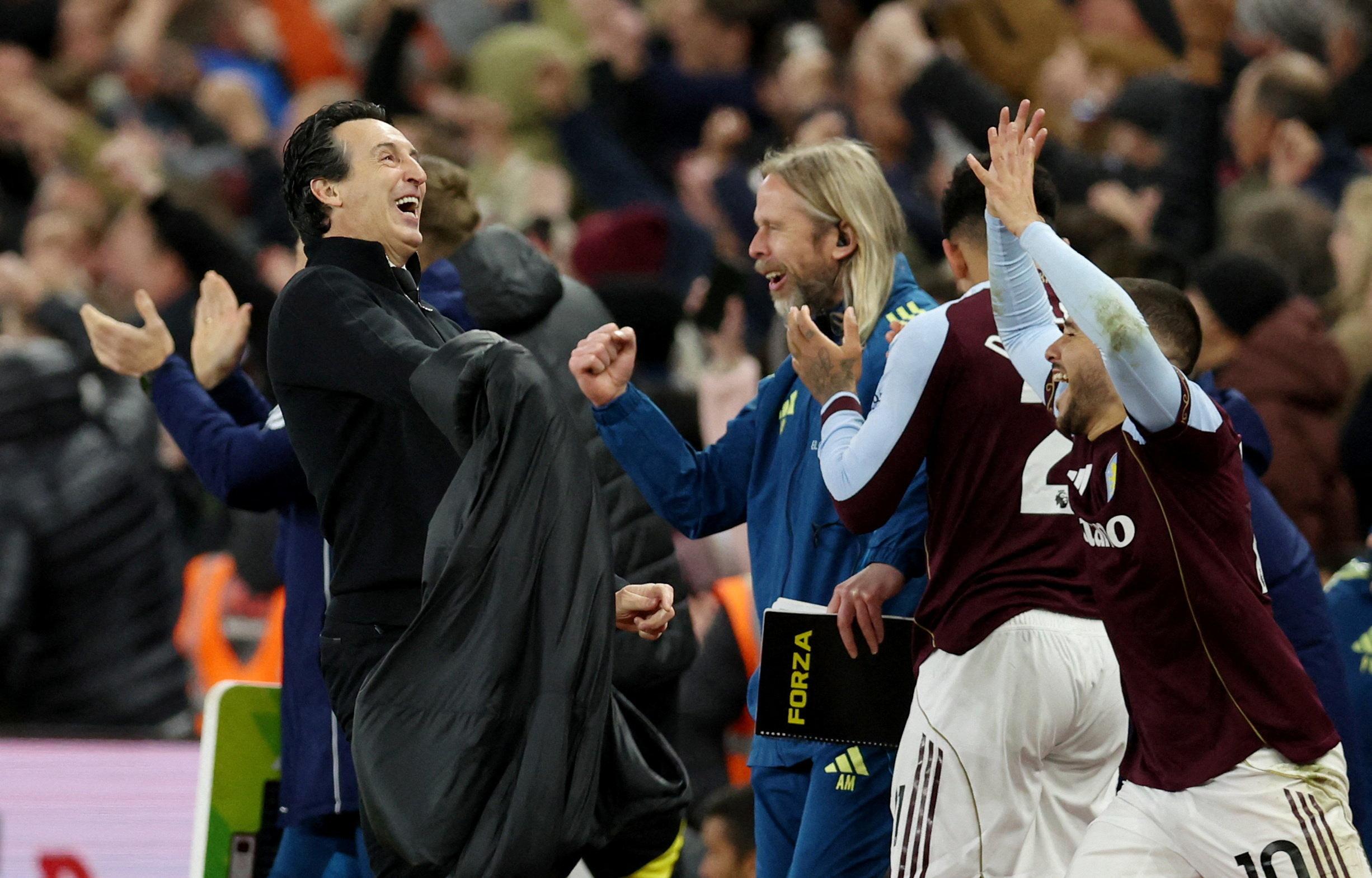 Unai Emery celebrates with Aston Villa players