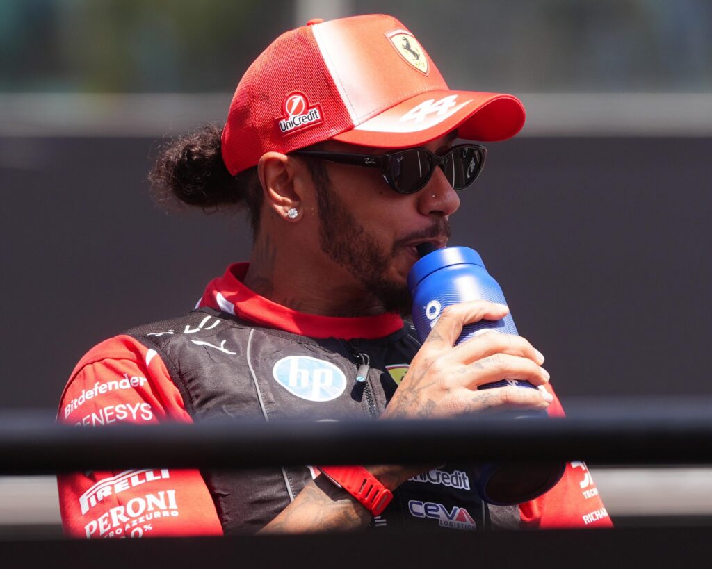 Lewis Hamilton critique Ferrari après avoir perdu des points en F1