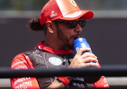 Lewis Hamilton critique Ferrari après avoir perdu des points en F1