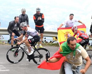 João Almeida remporte la victoire à Angliru face à Jonas Vingegaard