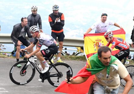 João Almeida remporte la victoire à Angliru face à Jonas Vingegaard