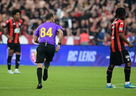Le numéro 84 sur les maillots des arbitres lors de la finale de la Coupe de France