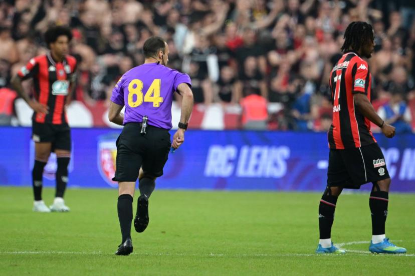 Le numéro 84 sur les maillots des arbitres lors de la finale de la Coupe de France