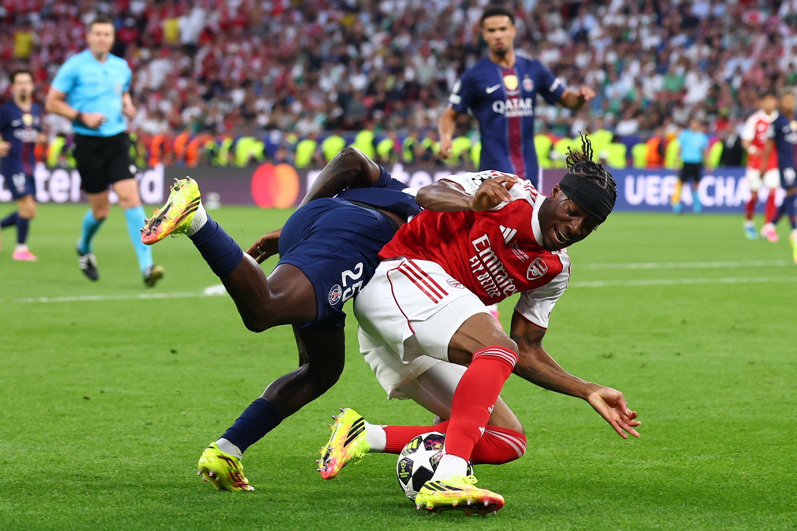 Noni Madueke goes down in the area under the challenge of Nuno Mendes