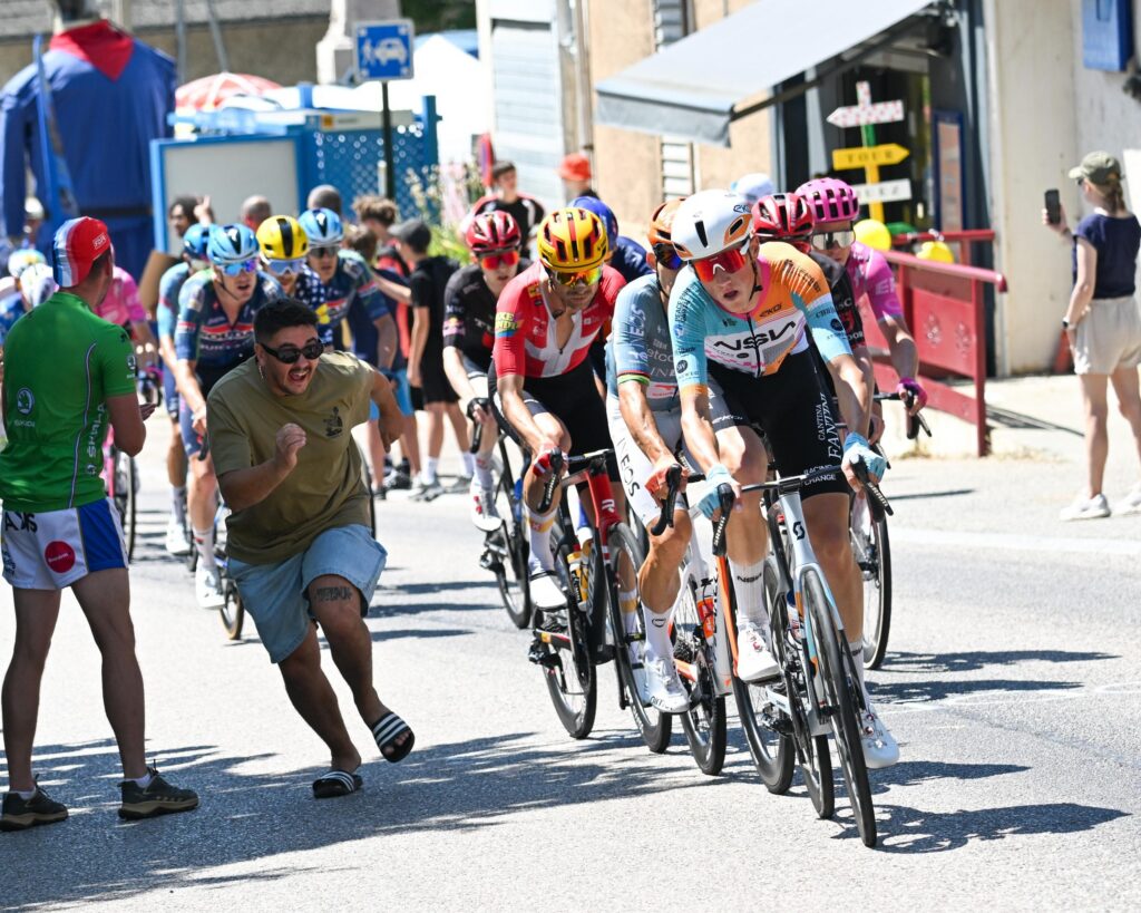 Photographie du Tour de France 2026 : entre motos et montagnes