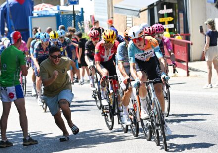 Photographie du Tour de France 2026 : entre motos et montagnes