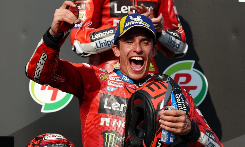 Marc Márquez remporte l&rsquo;ouverture de la saison MotoGP après un duel avec son frère