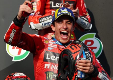 Marc Márquez remporte l&rsquo;ouverture de la saison MotoGP après un duel avec son frère