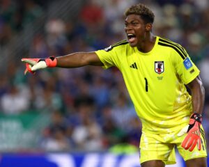 Aston Villa se rapproche de Zion Suzuki pour remplacer Emiliano Martínez