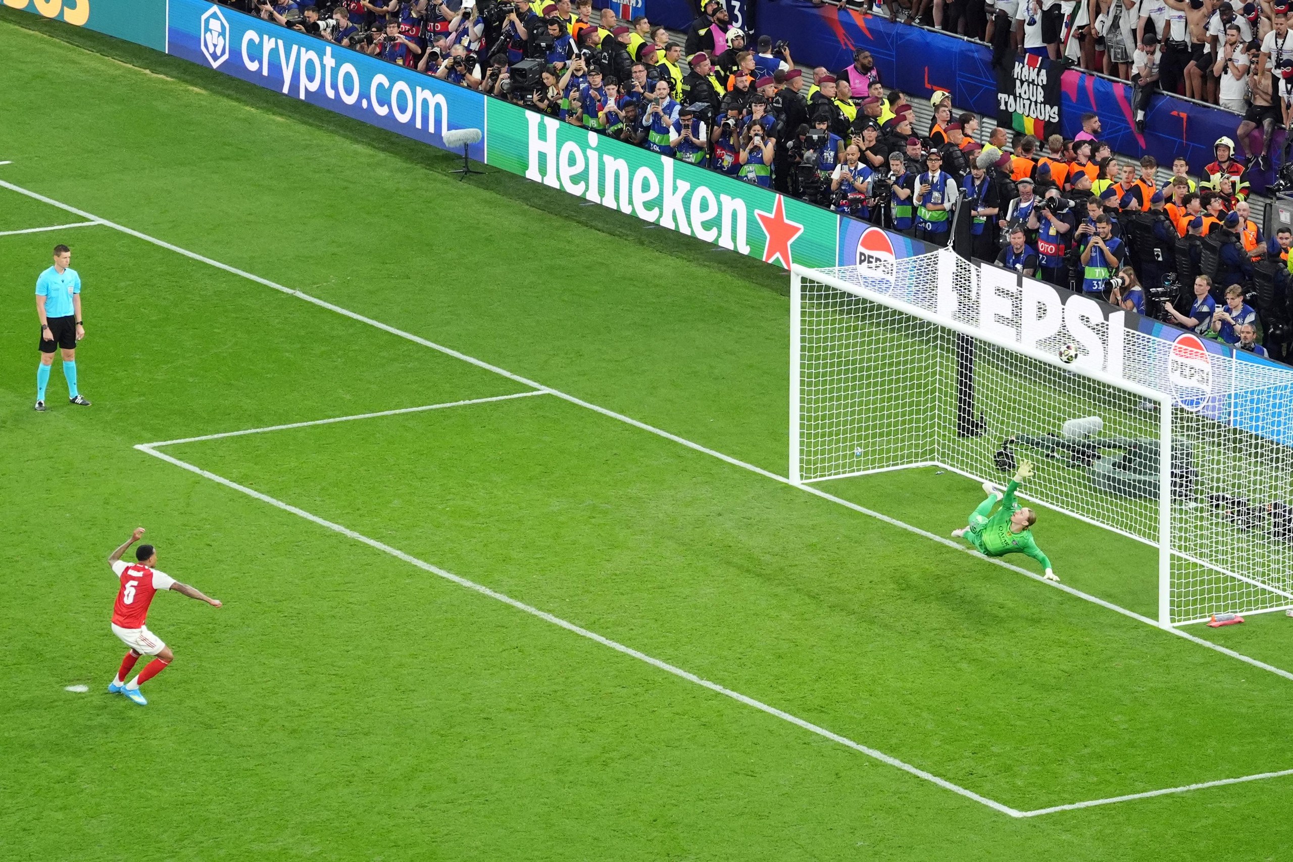 Gabriel Magalhães misses to end the penalty shootout