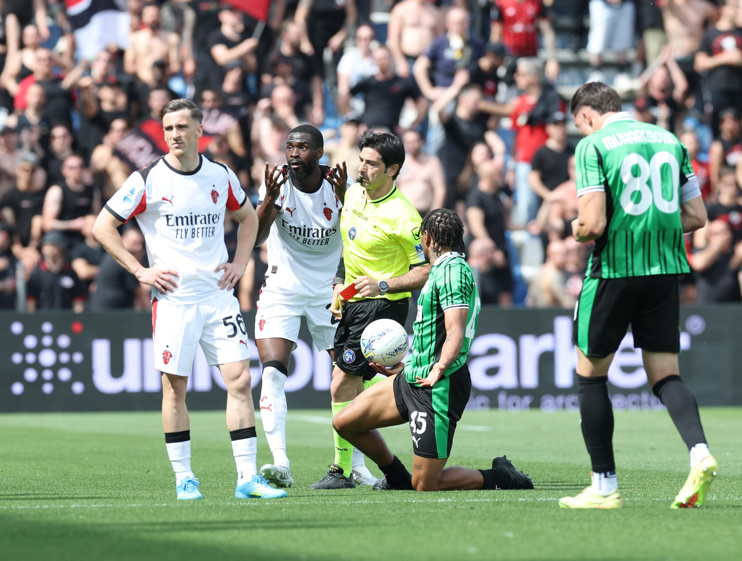 Fikayo Tomori reacts to the referee during Milan’s defeat by Sassuolo.