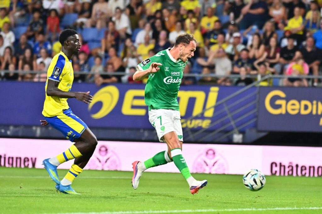 Saint-Étienne débute fort en Ligue 2, Nantes battu par le Red Star
