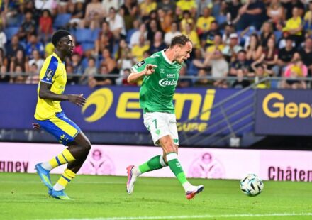 Saint-Étienne débute fort en Ligue 2, Nantes battu par le Red Star