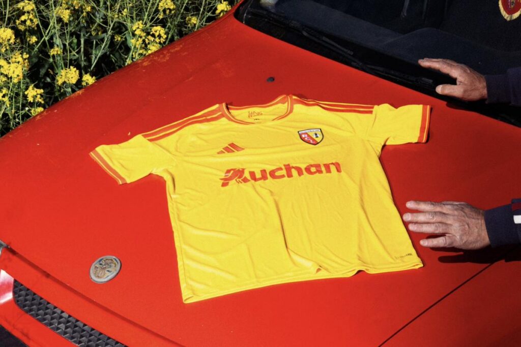 Le RC Lens présente son nouveau maillot domicile pour la saison 2026-2027