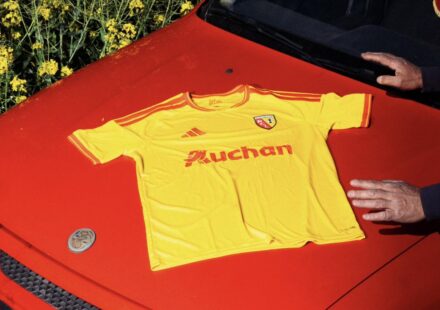 Le RC Lens présente son nouveau maillot domicile pour la saison 2026-2027