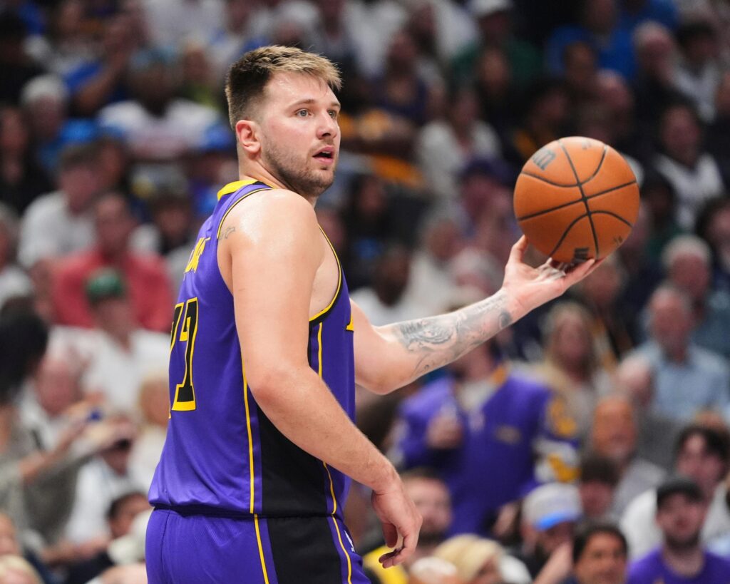 Josh Kushner et Bob Iger acquièrent les Los Angeles Lakers pour 12,5 milliards de dollars