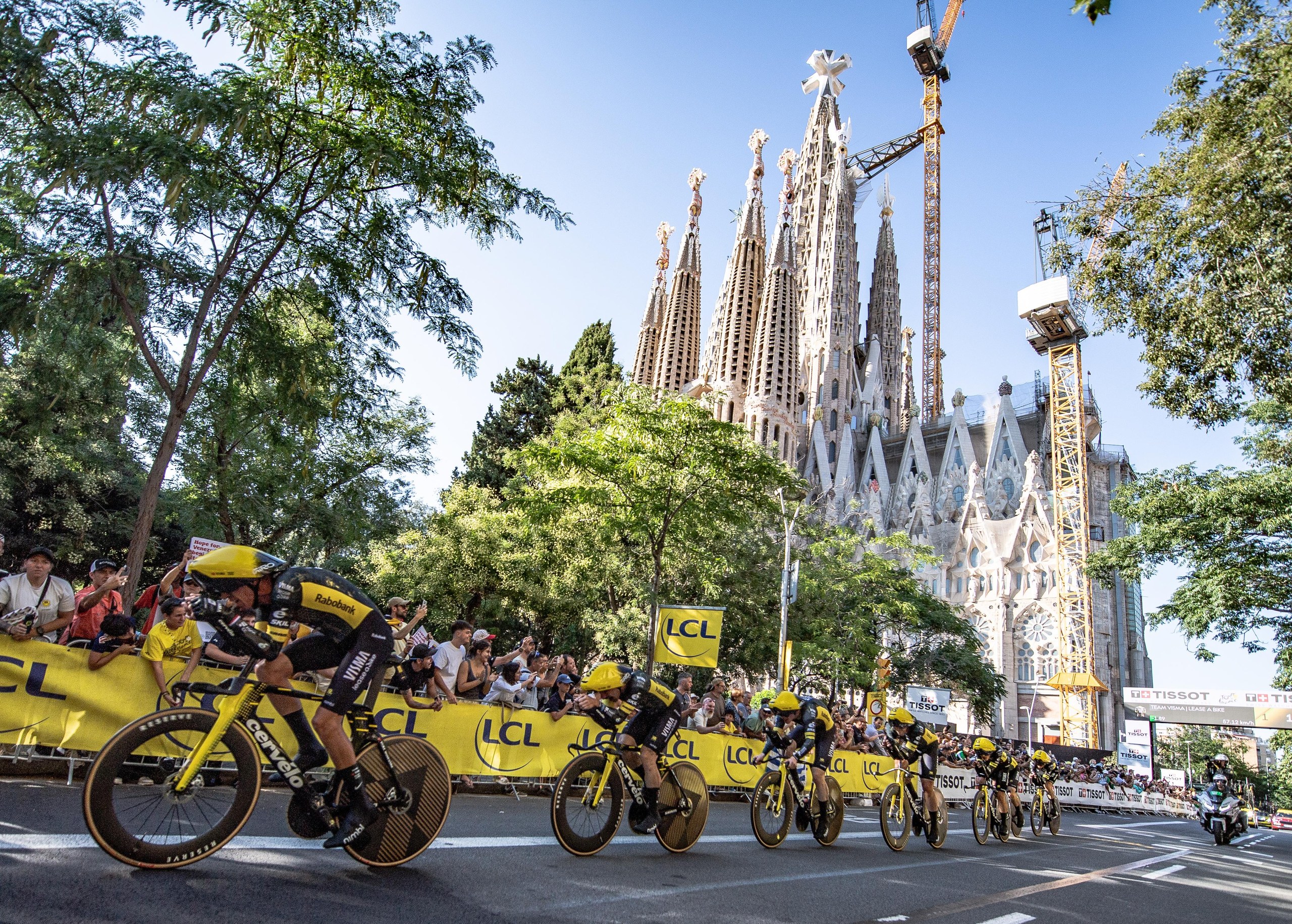 Edoardo Affini, Bruno Armirail, Victor Campenaerts, Per Strand Hagenes, Matteo Jorgenson, Sepp Kuss, Davide Piganzoli, Jonas Vingegaard pass by the Sagrada Família.