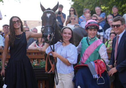 Précise déçoit en tant que favorite face à Blue Bolt dans les Falmouth Stakes