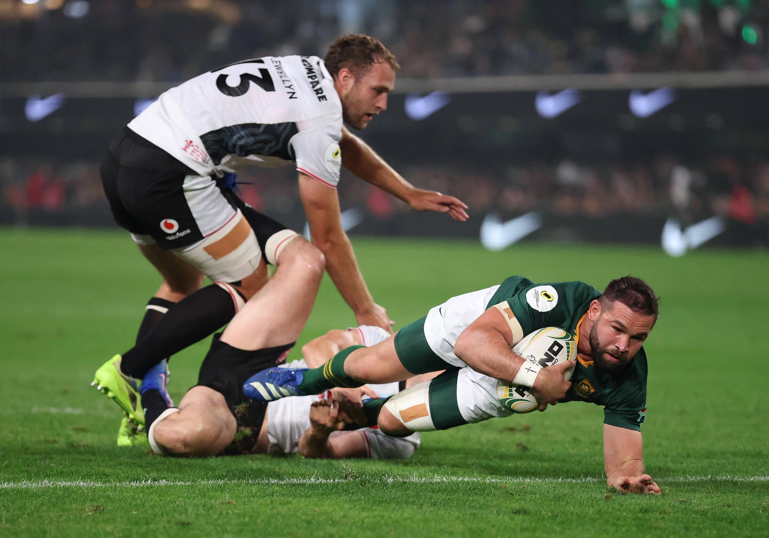 Cobus Reinach sprints over for the second