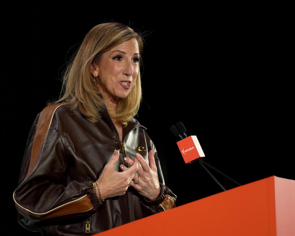 Le rôle de Cathy Engelbert à la tête de la WNBA : un leadership contesté
