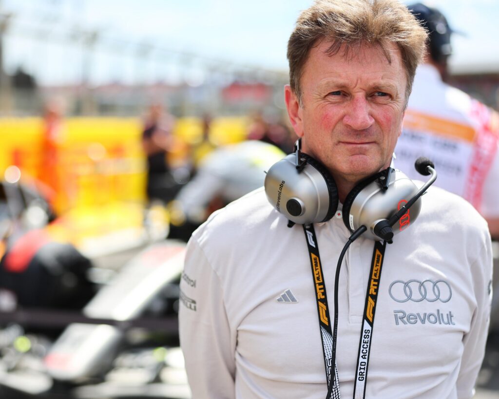 Allan McNish guide Audi en F1 depuis le mur des stands