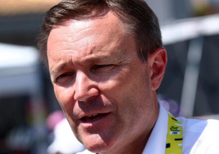 Le président de l&rsquo;UCI défend les tests de dépistage nocturnes après la controverse du Tour de France