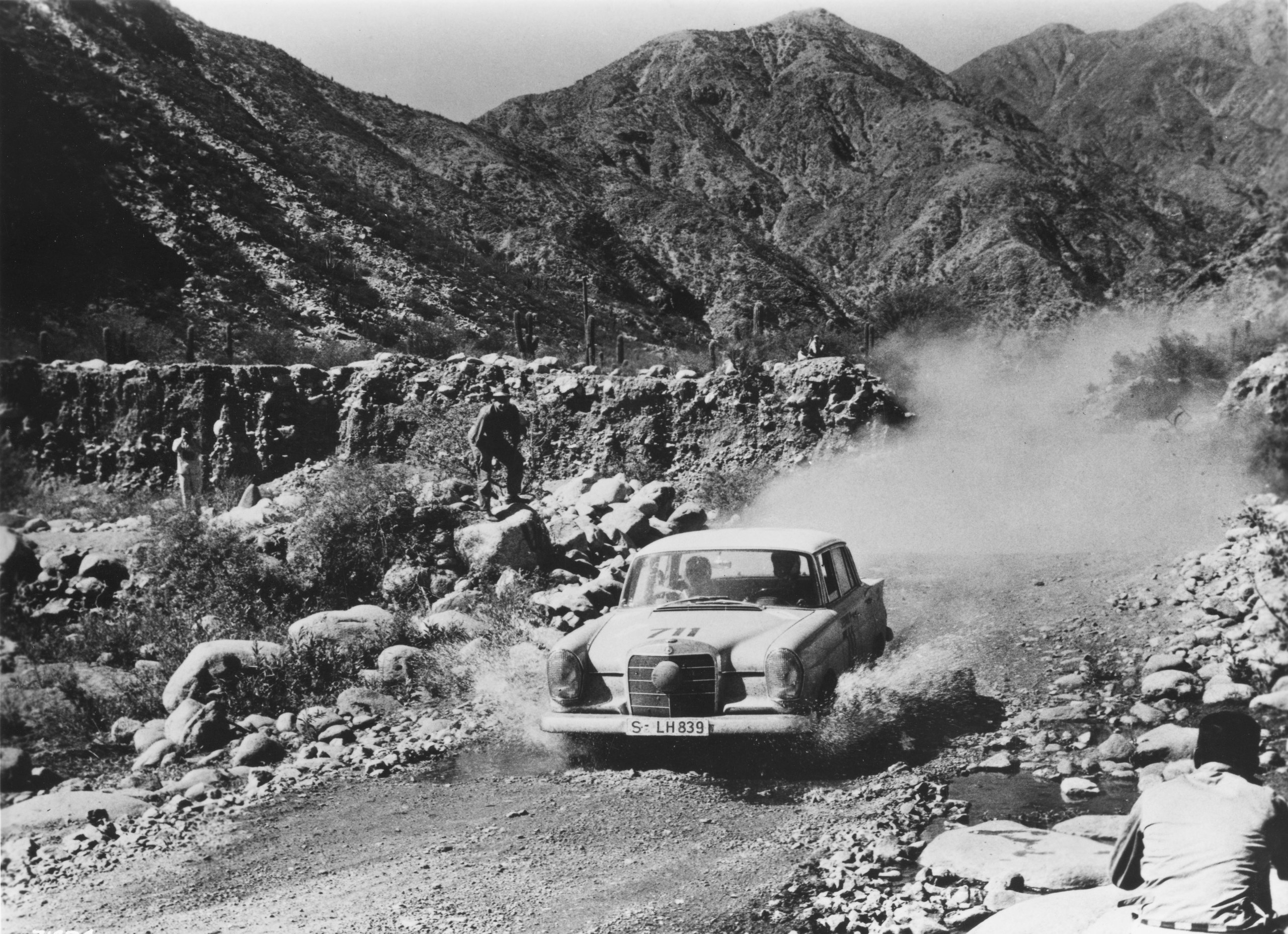 Ewy Rosqvist and Ursula Wirth navigate the Argentinian terrain in their Mercedes-Benz 300SE during the 1963 Gran Premio event.