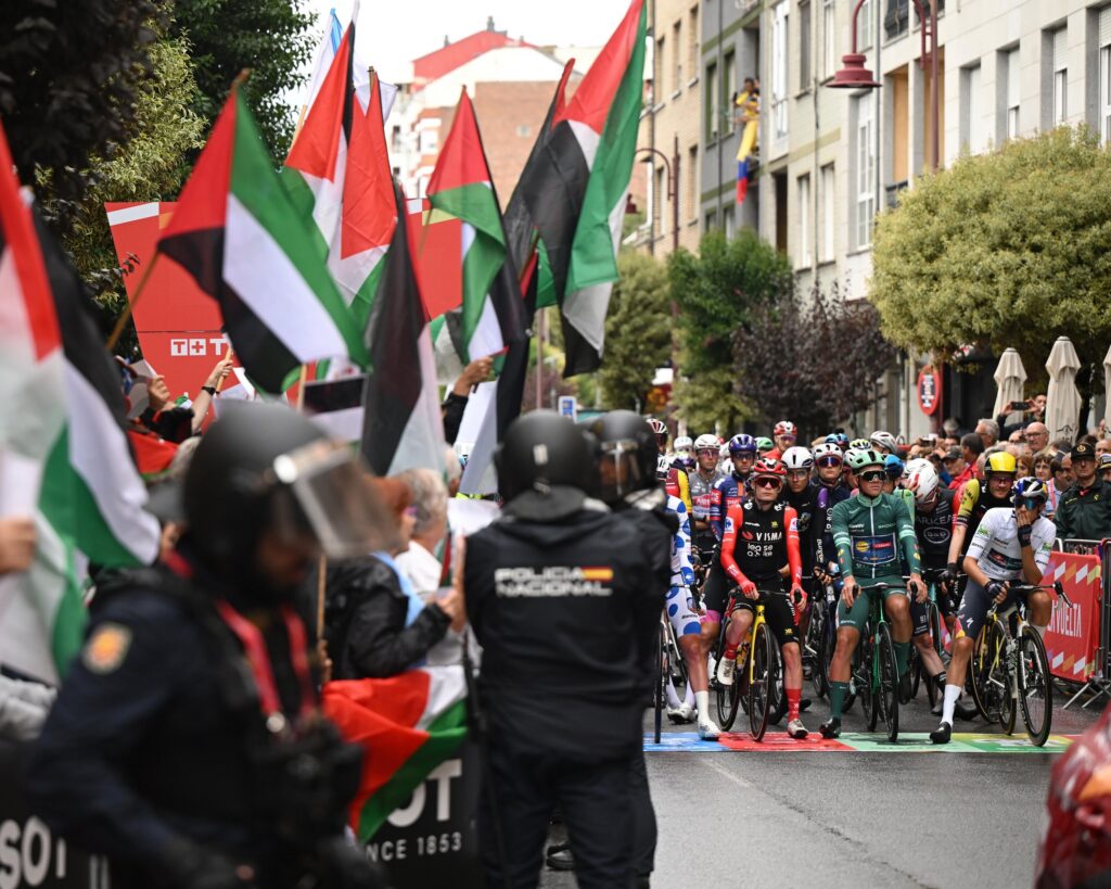 Les coureurs de la Vuelta poursuivent la compétition malgré des manifestations
