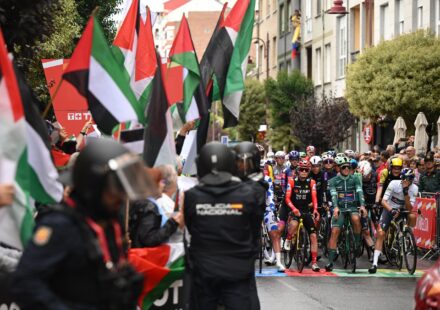 Les coureurs de la Vuelta poursuivent la compétition malgré des manifestations