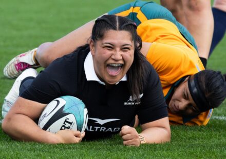 Les Wallaroos subissent une lourde défaite contre les Black Ferns lors de leur 100ème match test