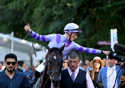 Comanche Brave et Loughnane triomphent lors de la July Cup à Newmarket