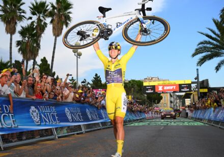 Vollering résiste à Niewiadoma lors de la dernière étape pour remporter le Tour de France Femmes