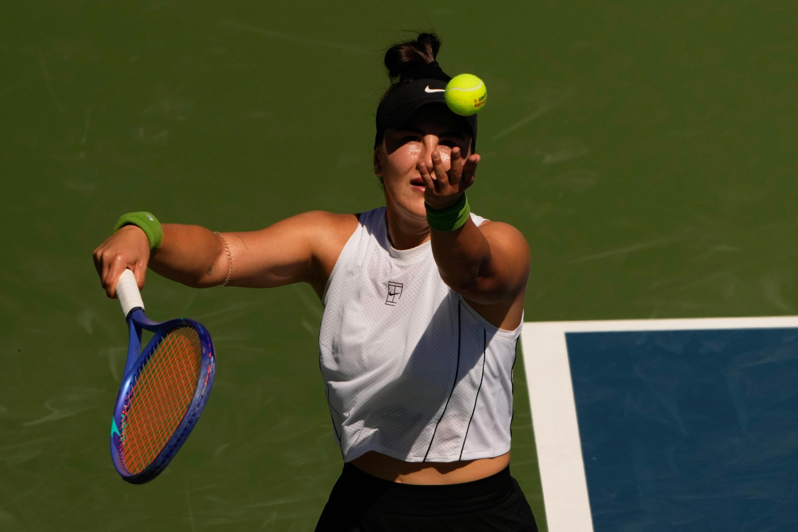 Bianca Andreescu serves