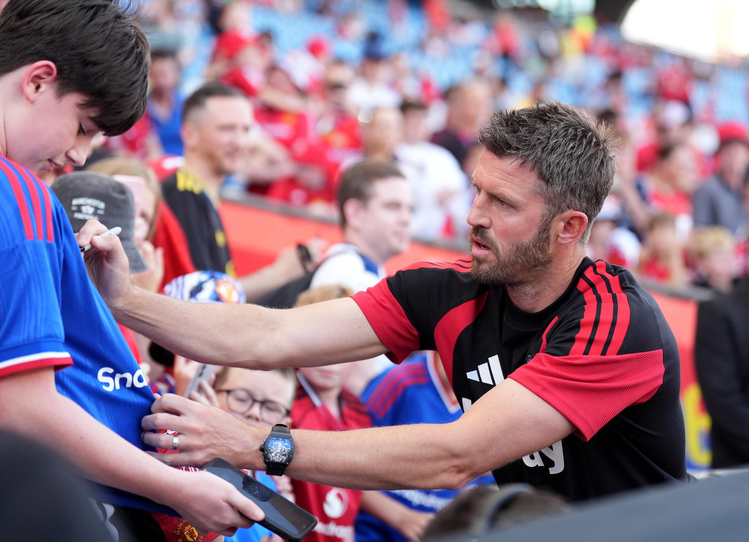 Michael Carrick signs autographs during Manchester United’s pre-season schedule.